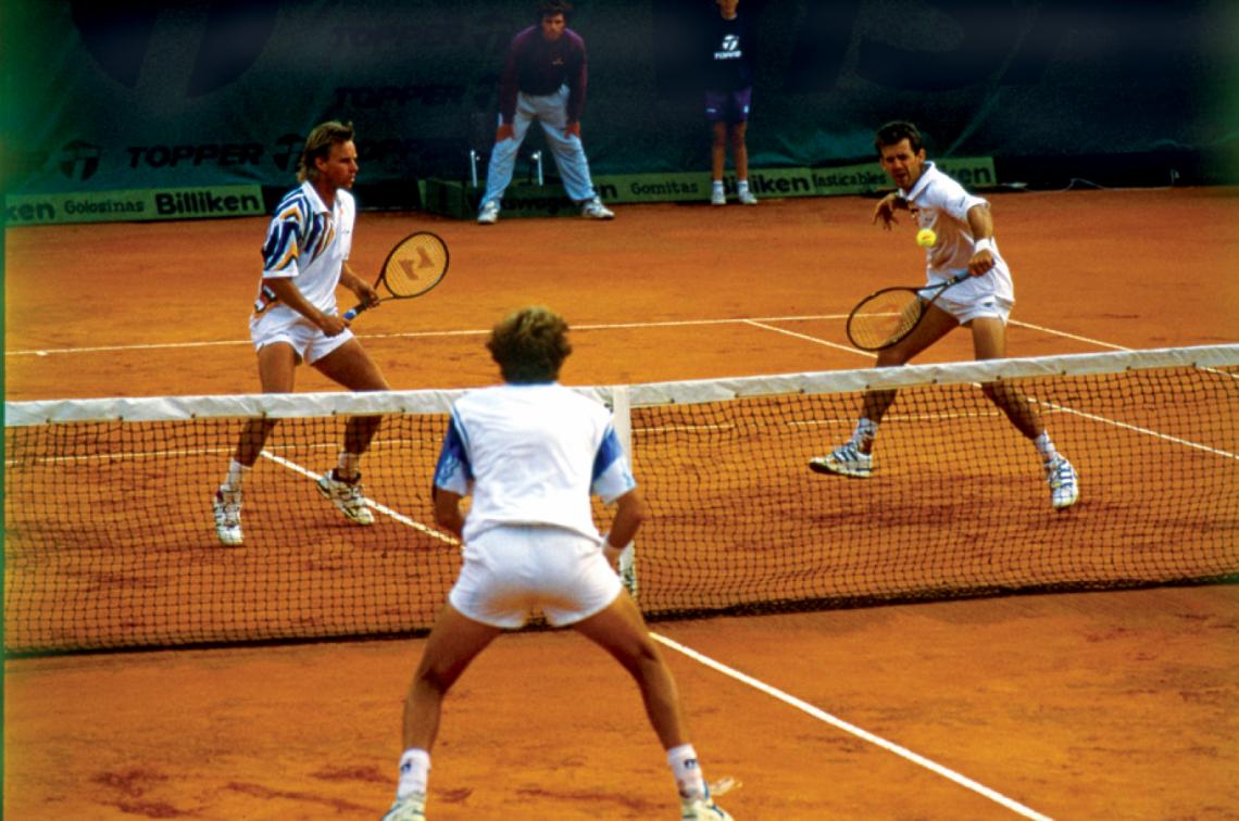 Imagen La volea del zurdo Orsanic, ante la mirada de Lucas Arnold, en el ATP de Buenos Aires. Como doblista, llegó a jugar un match de Copa Davis.