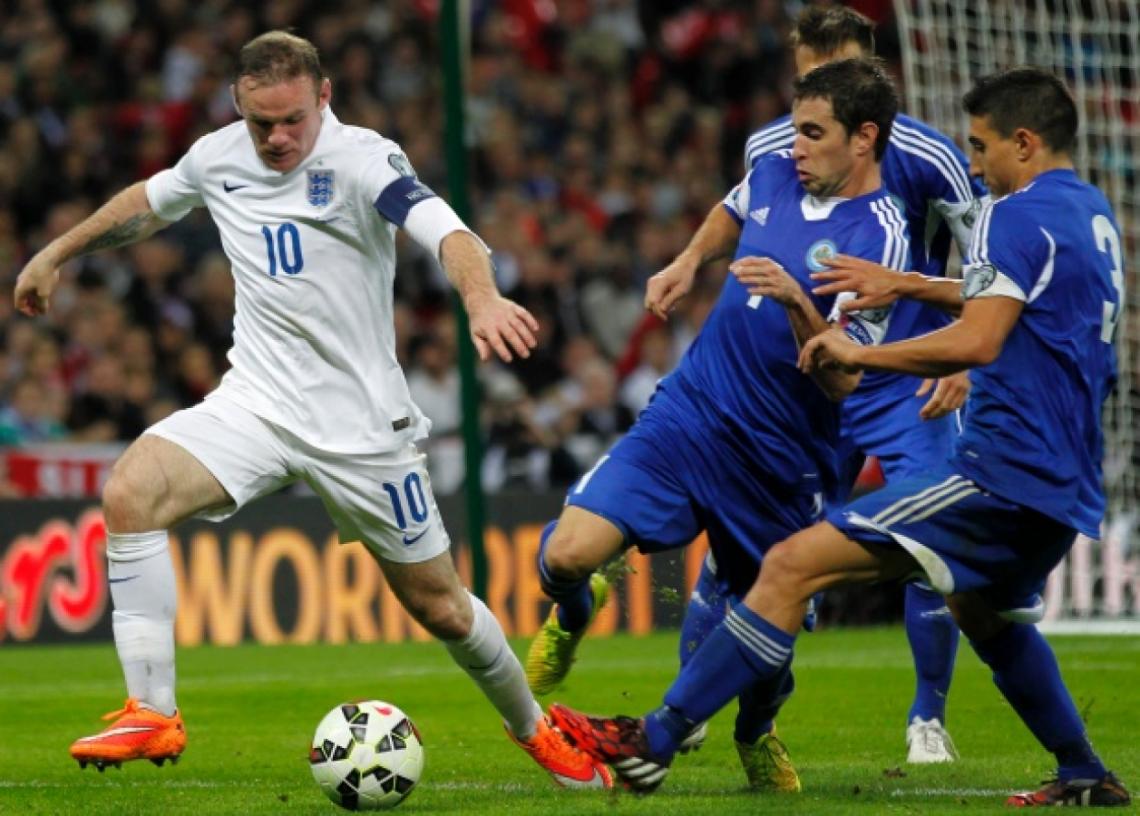 Imagen Tres sanmarinenses rodean a Wayne Rooney en Wembley. Fue 5 a 0 para los locales.