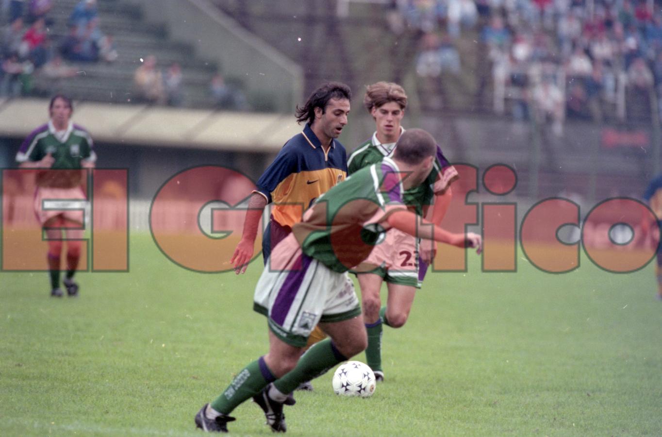 Imagen Latorre encara, Vitali lo marca mientras Víctor López mira a lo lejos. Una postal de la última victoria de Ferro sobre Boca.