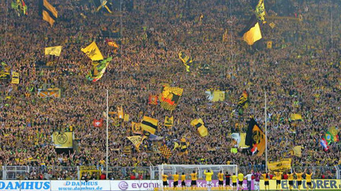 Imagen Los estadios llenos son una costumbre en la Bundesliga y más aún en el Signal Iduna, de 80 mil personas. 