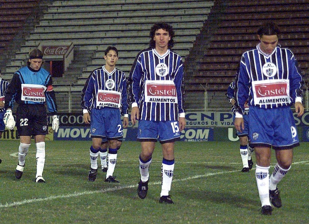 Imagen Couceiro, en Almagro, con el número 15. "El fútbol es otra vida", dice 14 años después del retiro (FOTOBAIRES)
