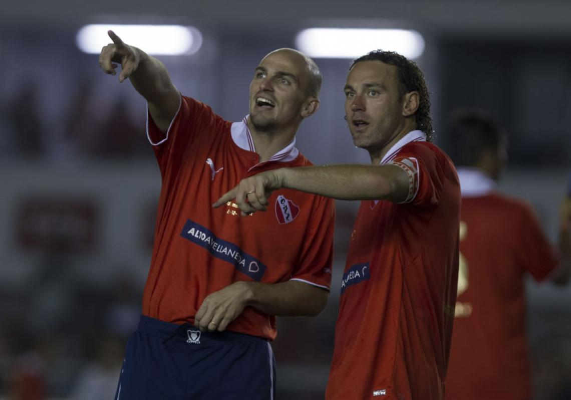 Cambiasso se volvió a poner la camiseta del Rojo para la despedida de Milito. El Gaby se retiró en Independiente y el Cuchu podría seguir los pasos de su amigo.