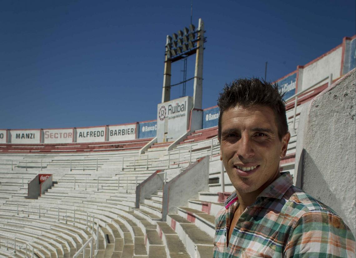 Imagen Chiche Arano, un símbolo de Huracán, en lo alto de la tribuna.