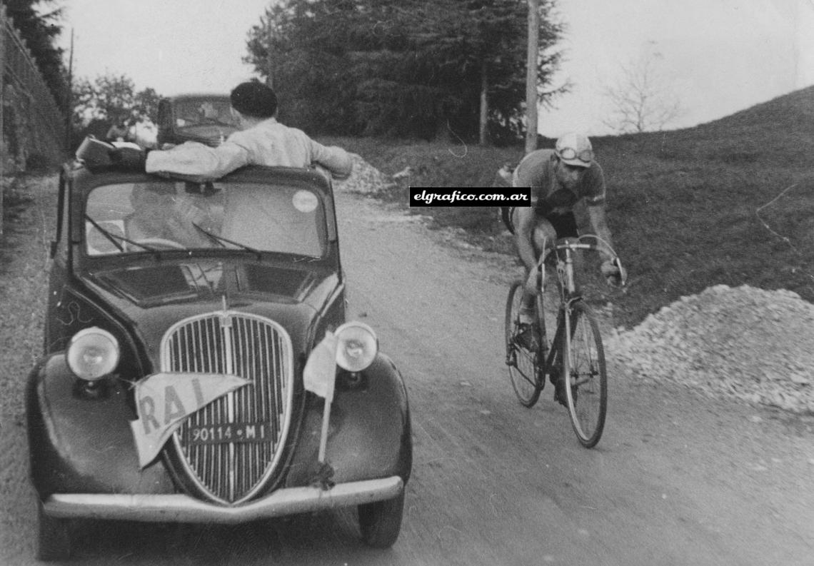 Imagen Su grandeza de rutero fue doblemente admirable por lo capaz que era de ganar por fuerza (fuga) como por agilidad (sprint). Aquí en la subida del Ghisallo que forma parte del recorrido del Giro de Lombardía en 1946. .