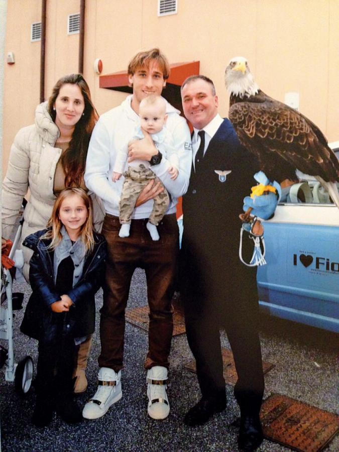 Imagen En familia con el adiestrador de águilas de la Lazio, y con el simpático animal.