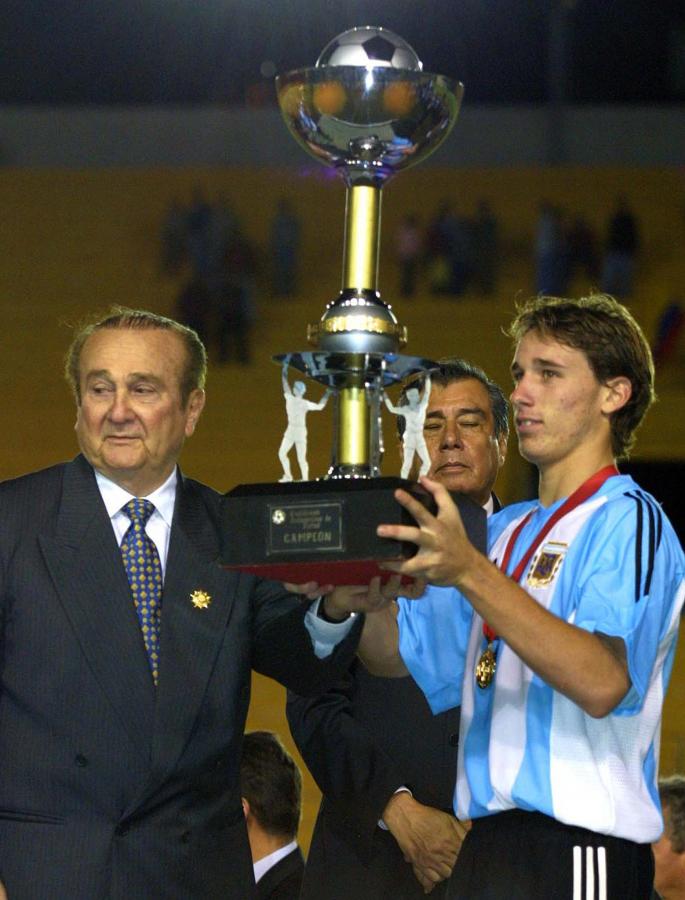 Imagen Capitán de la Selección Sub 17, alza el trofeo al ganar el Sudamericano en Bolivia. En el Mundial de Finlandia terminarían en tercer puesto tras caer con España.