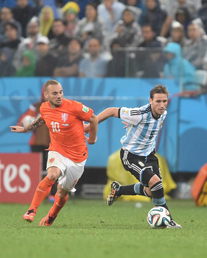 Marcando a Sneijder, de Holanda, en la semifinal del último Mundial. Biglia arrancó de suplente y logró ganarse la titularidad desde los cuartos de final ante Bélgica.