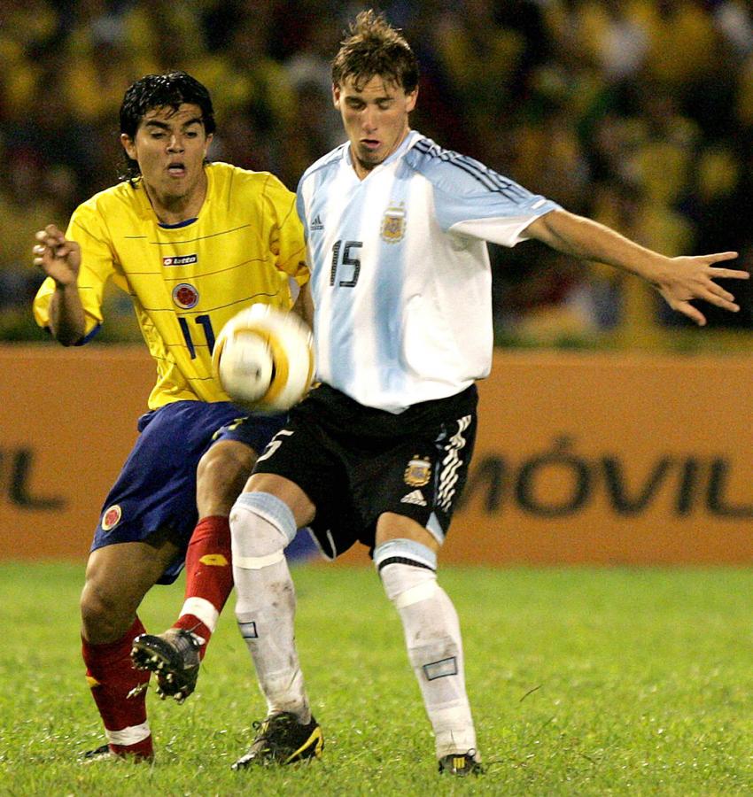 Imagen En acción ya en la Selección Sub 20, durante el Sudamericano. En el Mundial de Holanda ganaría el título junto a Messi y Gago, entre otros.
