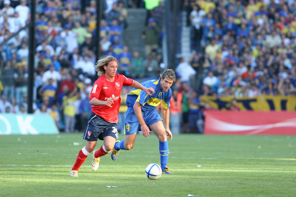 Imagen En Independiente, marcando a Palermo.