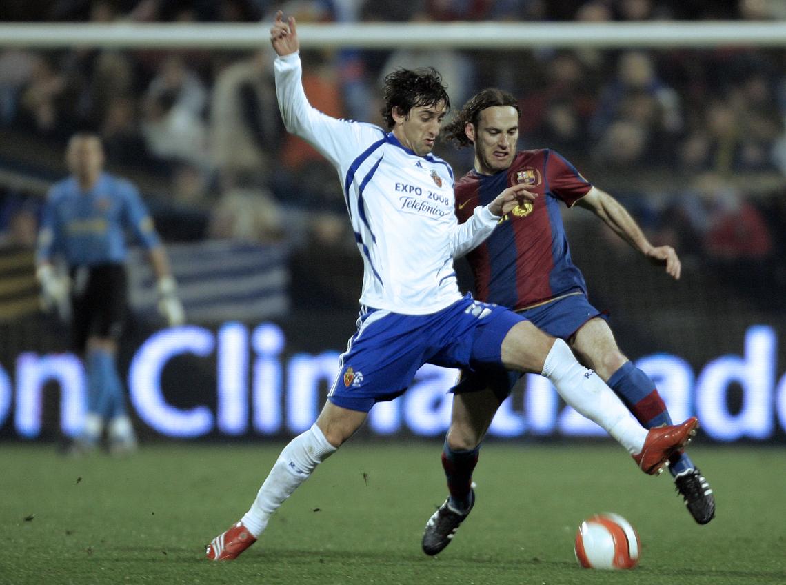 Imagen Los hermanos Milito disputan un balón en un Barcelona-Zaragoza. También se enfrentaron en una semifinal de Champions (2010), Barcelona-Inter.
