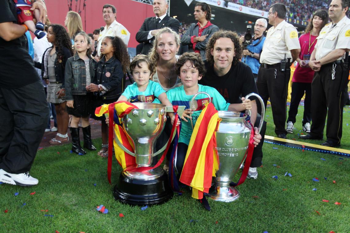 Imagen Posando con los trofeos de Liga y de Champions con Silvina, su mujer, y sus hijos Santiago y Luca, ambos con la camiseta del Barcelona.