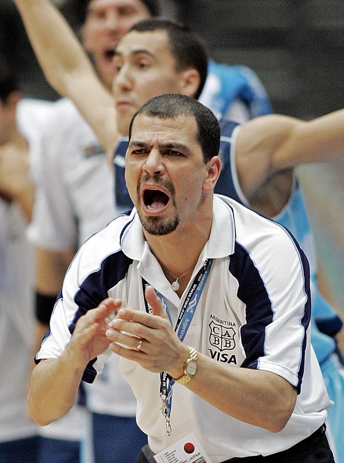 Imagen Efusivo, en el Mundial 2006 con Prigioni detrás.