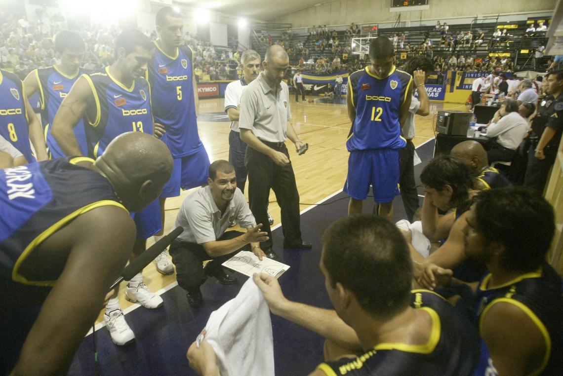 Imagen En plena charla durante su ciclo en Boca, equipo con el que, en 2004, ganó la Liga Nacional y el Campeonato Sudamericano.