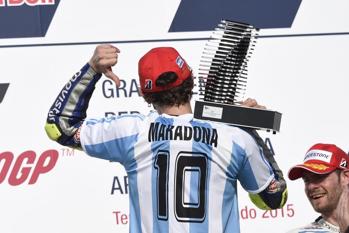 Imagen En otra jugada magistral, Valentino sorprendió a todos cuando subió al podio con la número 10 de Maradona.