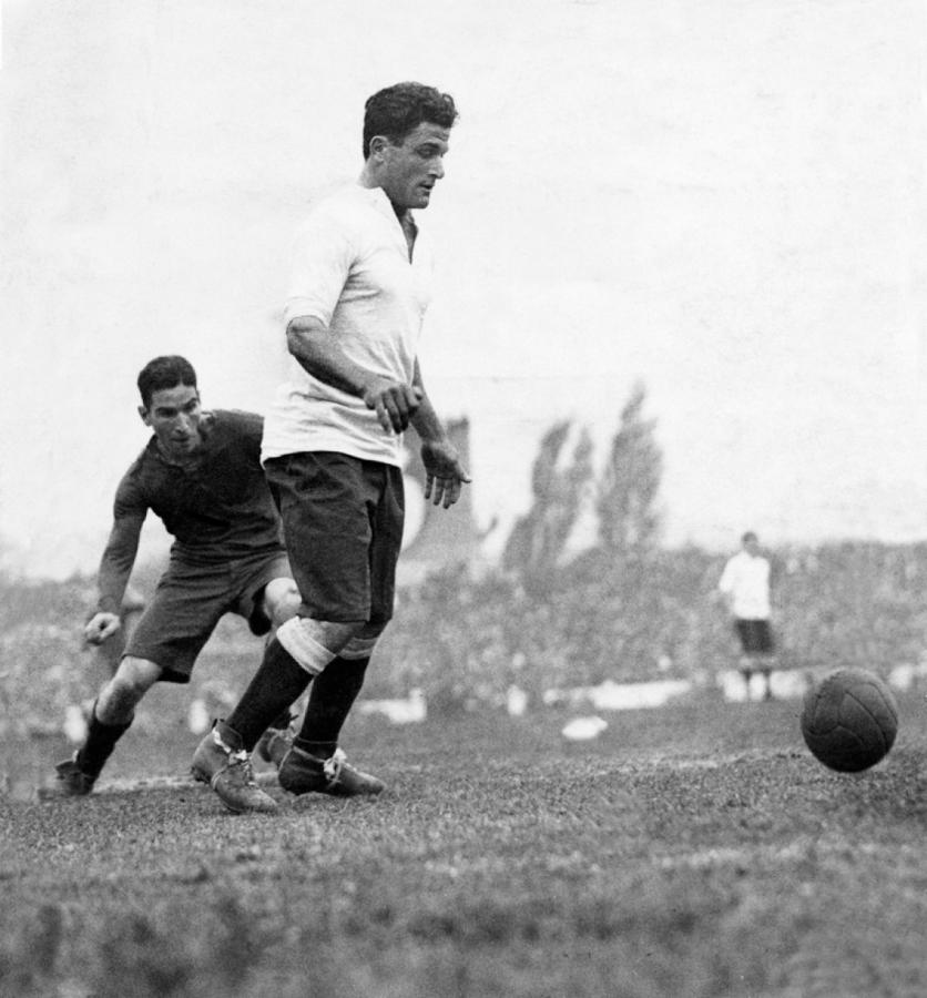 Imagen Maneja la pelota en un partido ante la Selección de Buenos Aires y la de Córdoba, disputado en 1927.