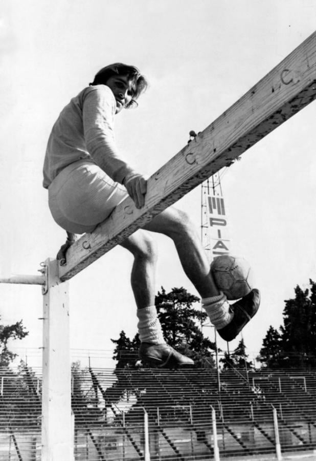 Imagen Arriba de un viejo arco de madera. El loco fue campeón del mundo con Boca.