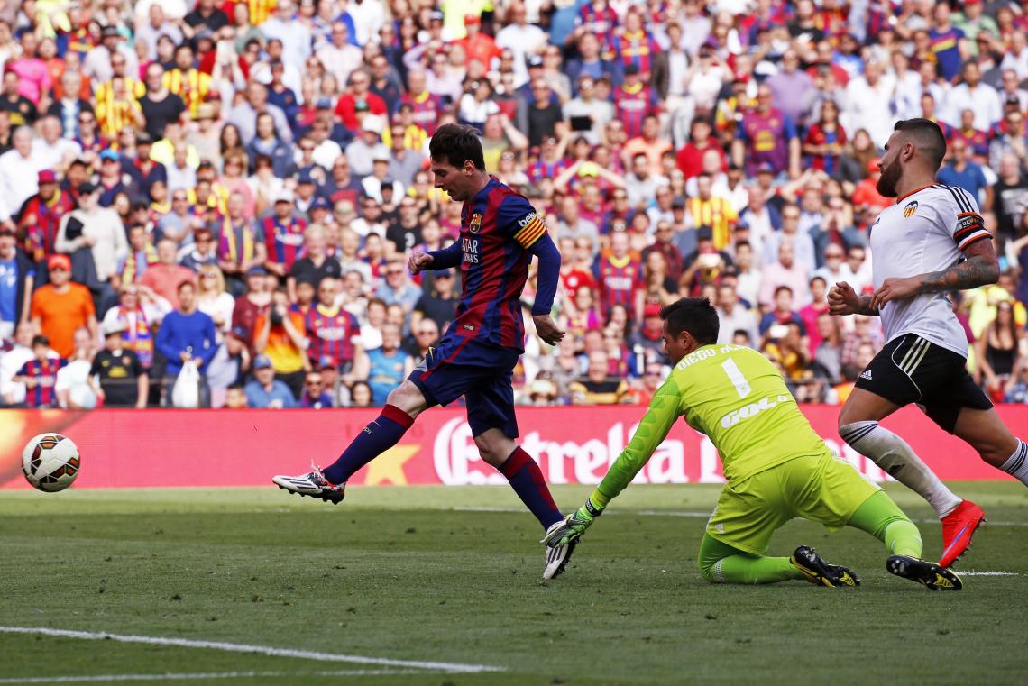 Leo está por convertir un gol único y por iniciar un festejo que no se concretó, porque se resbaló y se cayó durante su corrida.