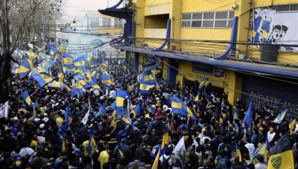 Imagen En mayo de 2013, los hinchas no pudieron ingresar al partido vs. Colón y se juntaron en los alrededores del estadio.