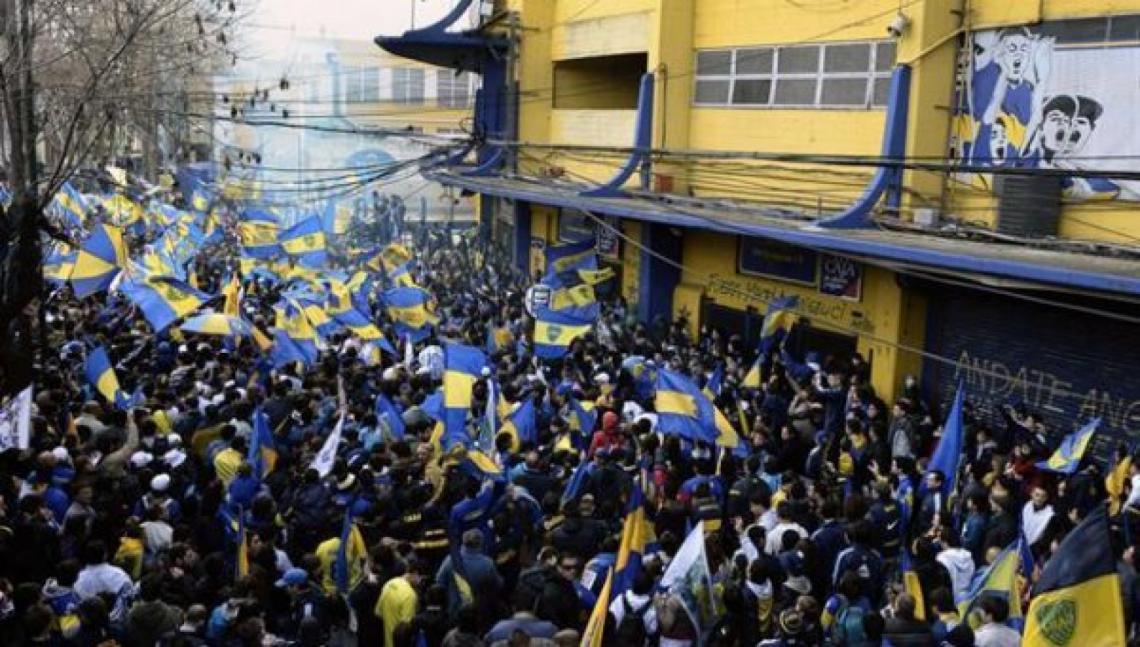 En mayo de 2013, los hinchas no pudieron ingresar al partido vs. Colón y se juntaron en los alrededores del estadio.