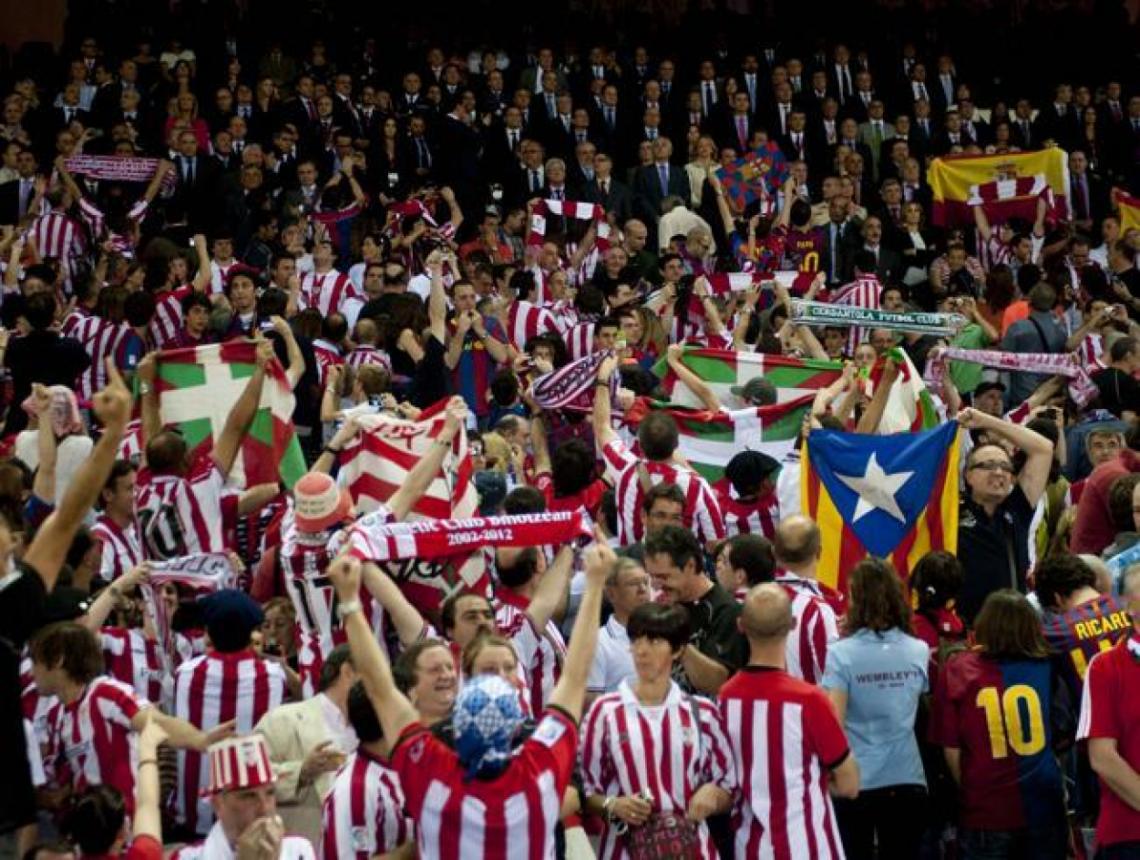 Imagen Vascos y catalanes muestran sus banderas al rey en la final de la Copa 2012.