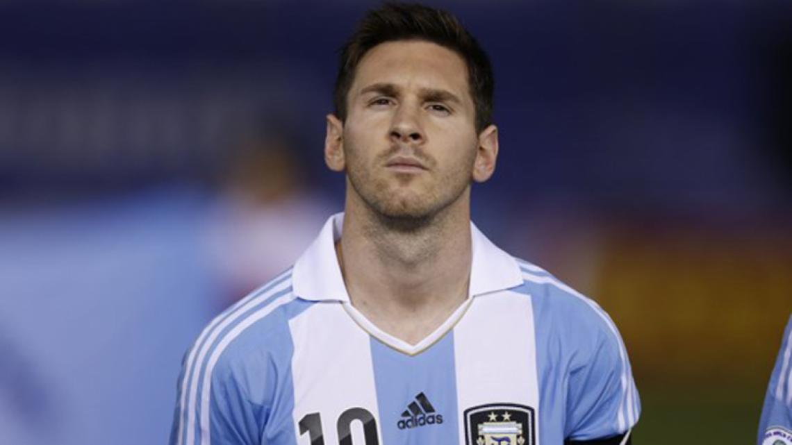 Imagen Messi sigue sin cantar el himno, pero ya nadie lo cuestiona por eso. En 2011 fue una de las críticas ante su bajo rendimiento.