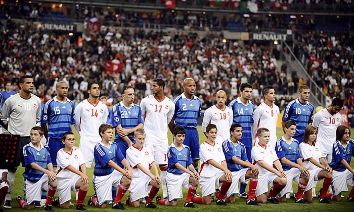Imagen Los jugadores de Francia y Túnez se mezclaron para los himnos, pero los chiflidos no se callaron.