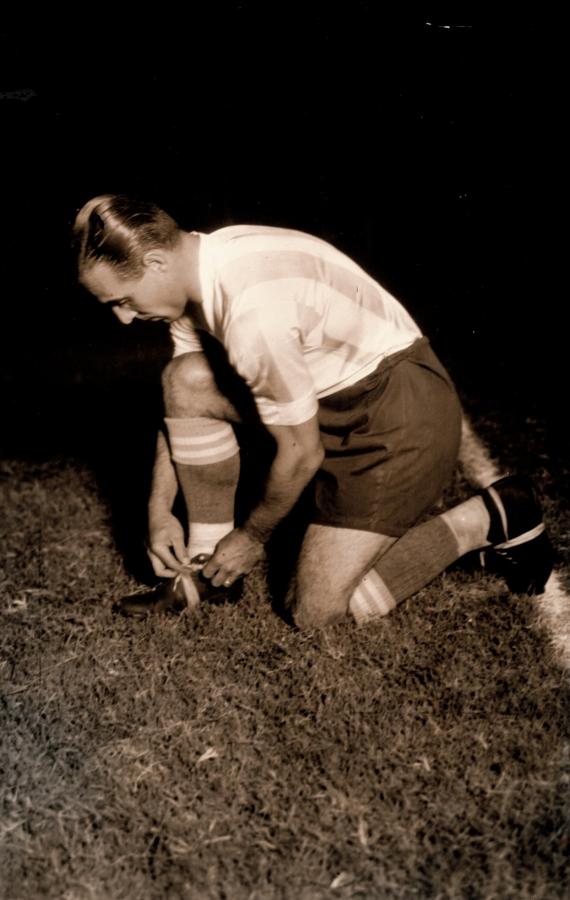 Imagen Tuvo una carrera corta pero exitosa, luego de su primera etapa en Estudiantes, jugó en Racing y la Roma. Su máximo logro fue en el Mundial de 1934, donde fue Campeón con la Selección Italiana.