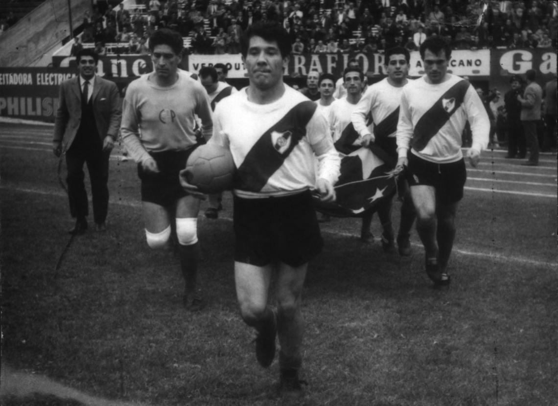 El 22 de mayo de 1963, Sívori, que ya jugaba para la Juve, integró el equipo de River en un amistoso con Peñarol en celebración de un nuevo aniversario del Monumental. Se dio el gusto de jugar un tiempo con la banda.