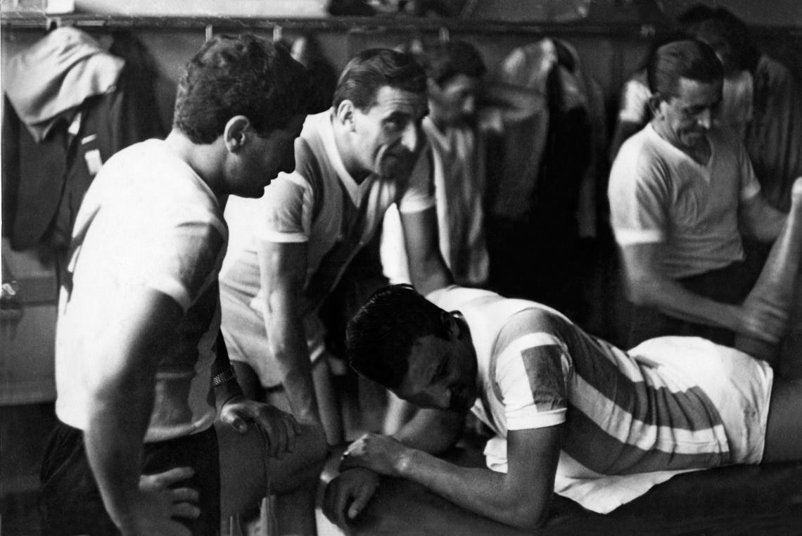 Masajeándose en el vestuario con Pipo Rossi. Con la Selección ganó la Copa de las Naciones de 1964 y fue a dos Mundiales, el de 1958 y el de 1966, aunque jugó sólo un partido.