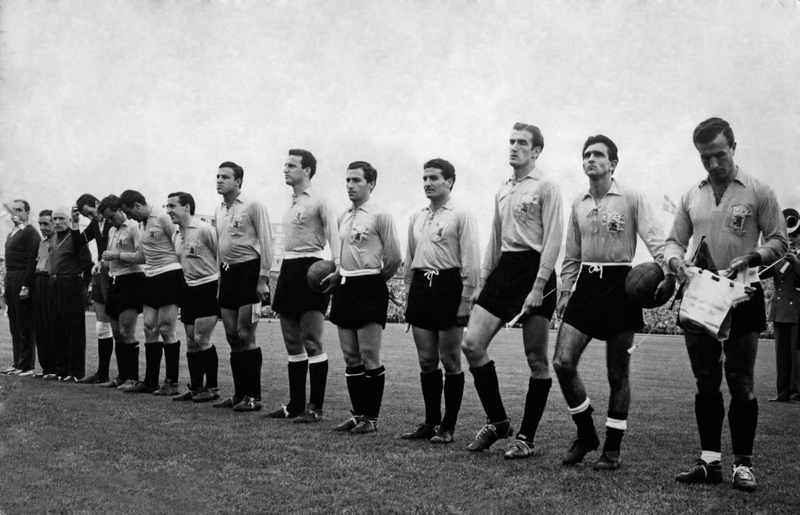 Imagen Cotejo ante Alemania (1958). En el campo con la camiseta amarilla que usó la Selección.