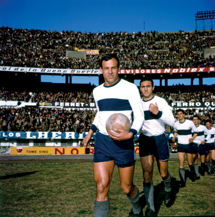 Entrando al estadio Monumental con la camiseta de Gimnasia y Esgrima La Plata, equipo con el que realizó una gran campaña en 1962 que patentó el apodo de El Lobo.