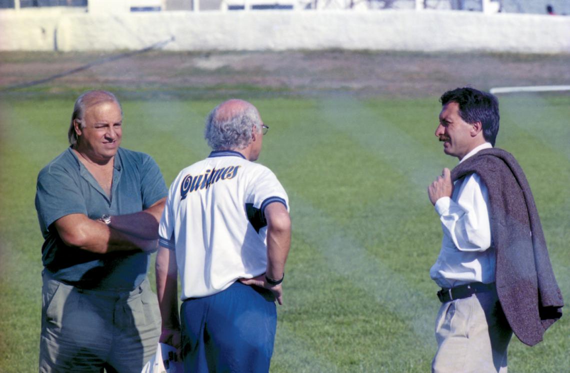 Imagen Entre Carlos Bianchi y Macri, en sus tiempos de nexo entre plantel y dirigencia, en la era dorada del club.