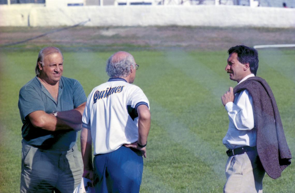 Entre Carlos Bianchi y Macri, en sus tiempos de nexo entre plantel y dirigencia, en la era dorada del club.