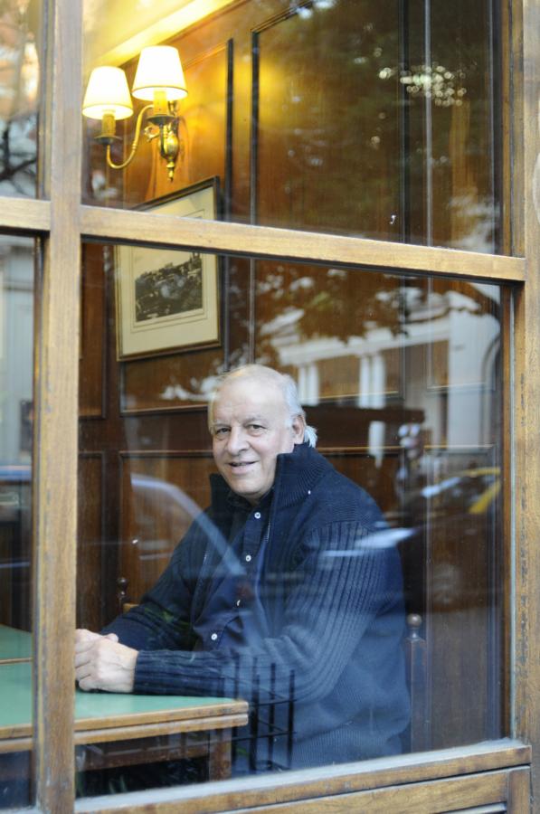 En el bar El Socorro, en Juncal y Suipacha, desayuna todos los días a las 7 de la mañana.