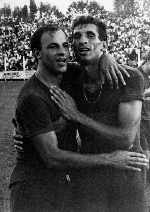 Imagen Rojas, en la imagen junto a Antonio Rattín, marcó 89 goles en Boca.
