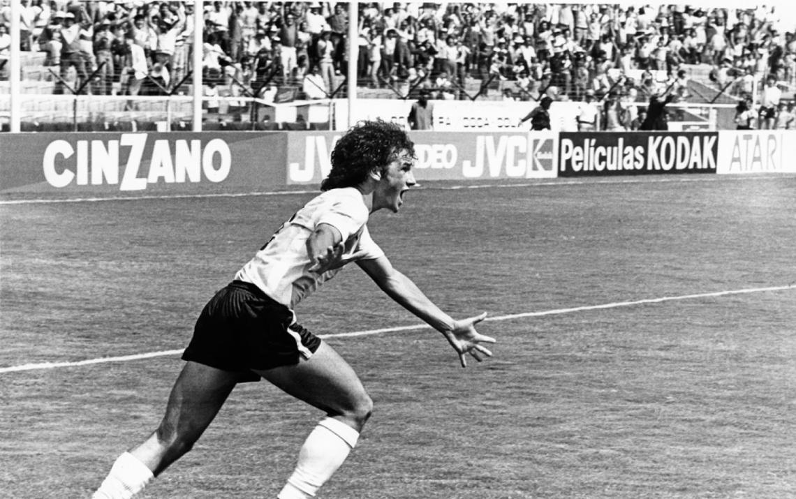 Imagen Festejando su único gol en la selección juvenil en el Mundial 83.