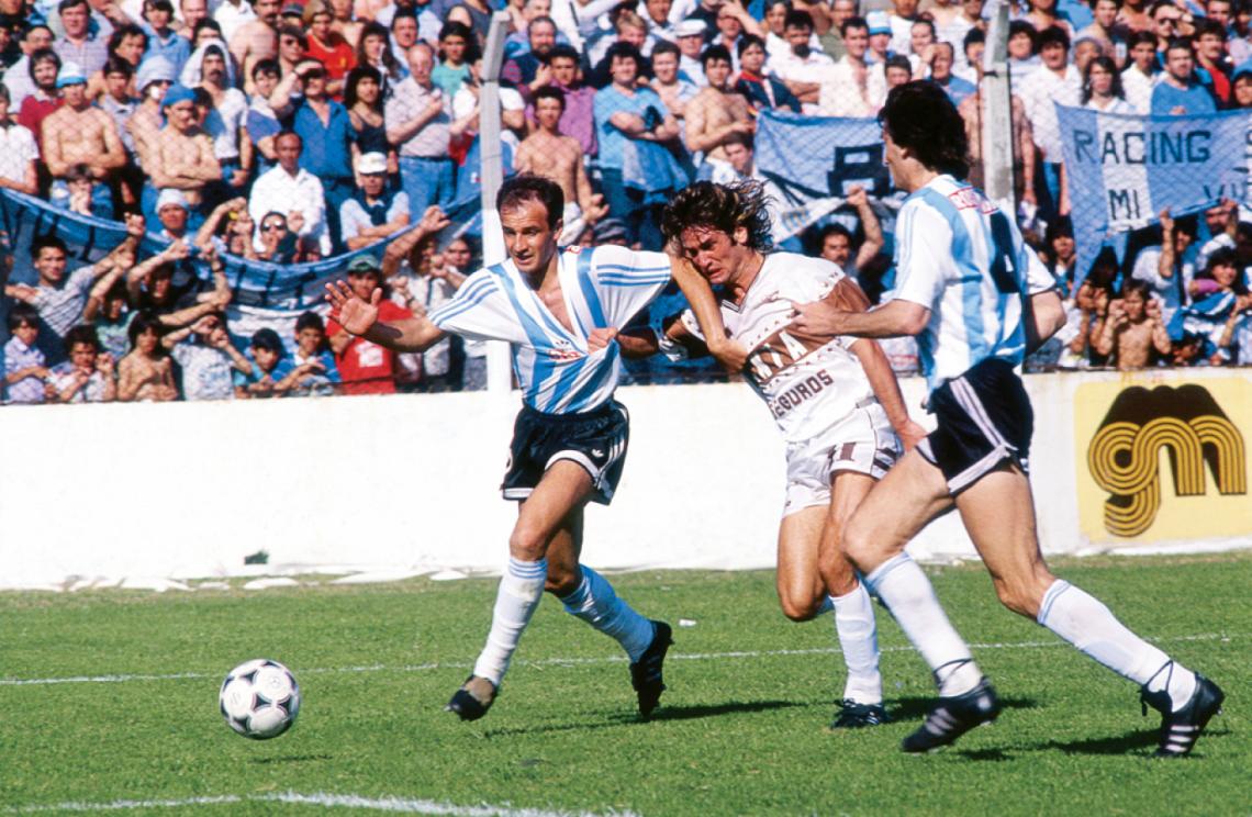 Con la Academia fue finalista de la Supercopa 92 y tercero en el Apertura 93.