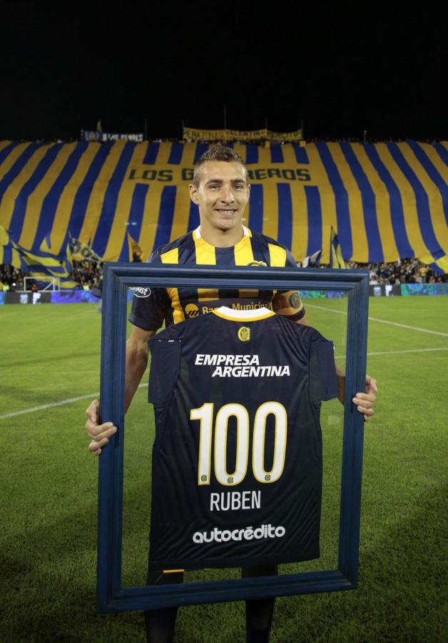 Imagen El 2 de mayo, ante Huracán, Marco Ruben cumplió 100 partidos en Rosario Central y recibió una camiseta como reconocimiento.