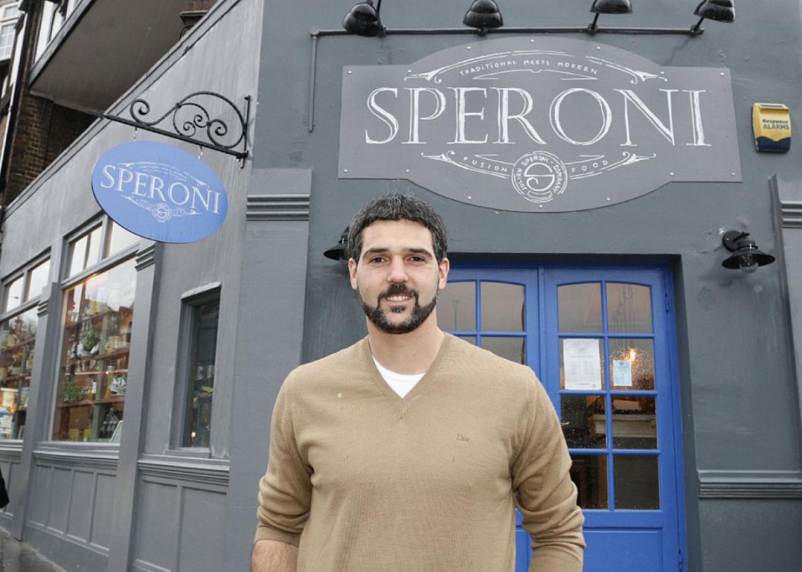 Imagen Speroni frente a la fachada del restaurante que abrió en Londres y que lleva su nombre. Es muy elogiado por los turistas en TripAdvisor.