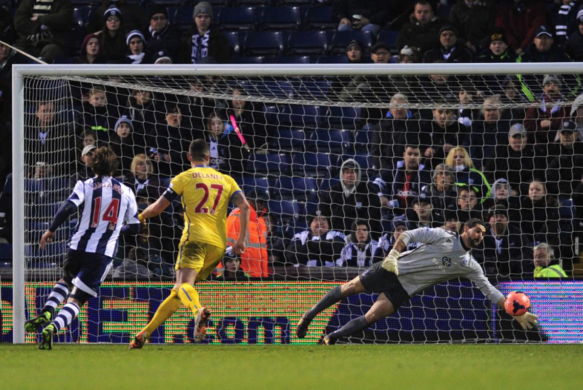Imagen Ahogándole una situación clara de gol al uruguayo Diego Lugano, en un Crystal Palace-West Bromwich.