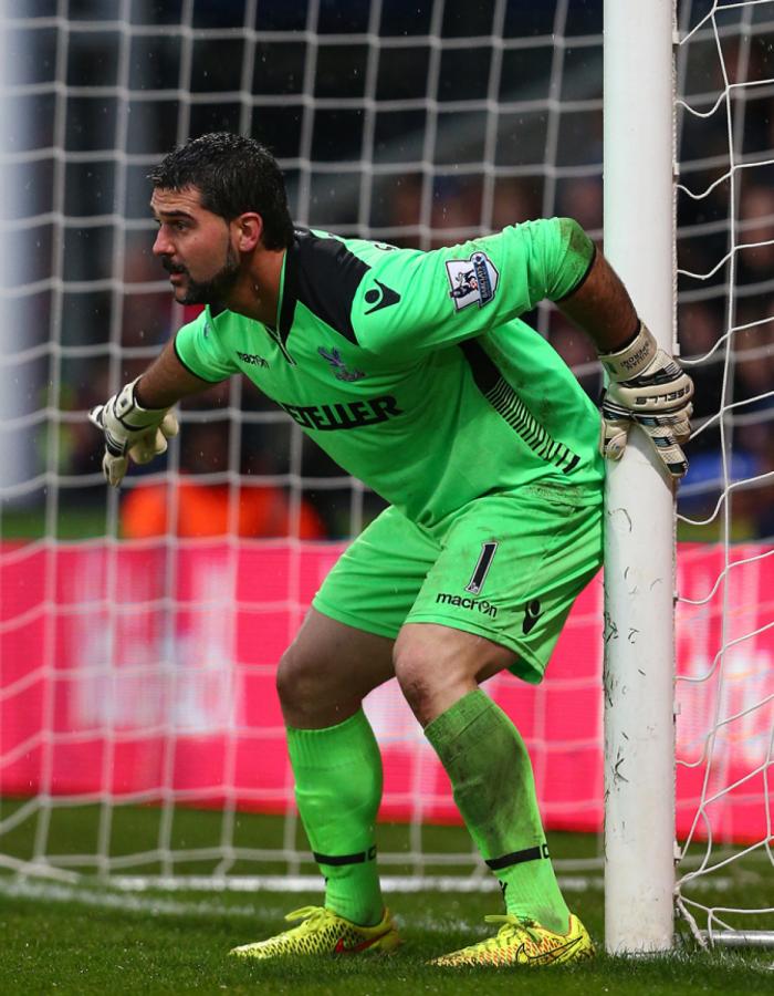 Imagen Speroni organiza la barrera. Es el dueño del arco del Crystal Palace.