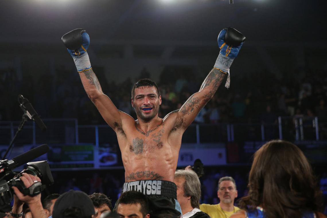 Imagen Puños en alto para celebrar el triunfo ante Provodnikov, en Verona, estado de Nueva York.