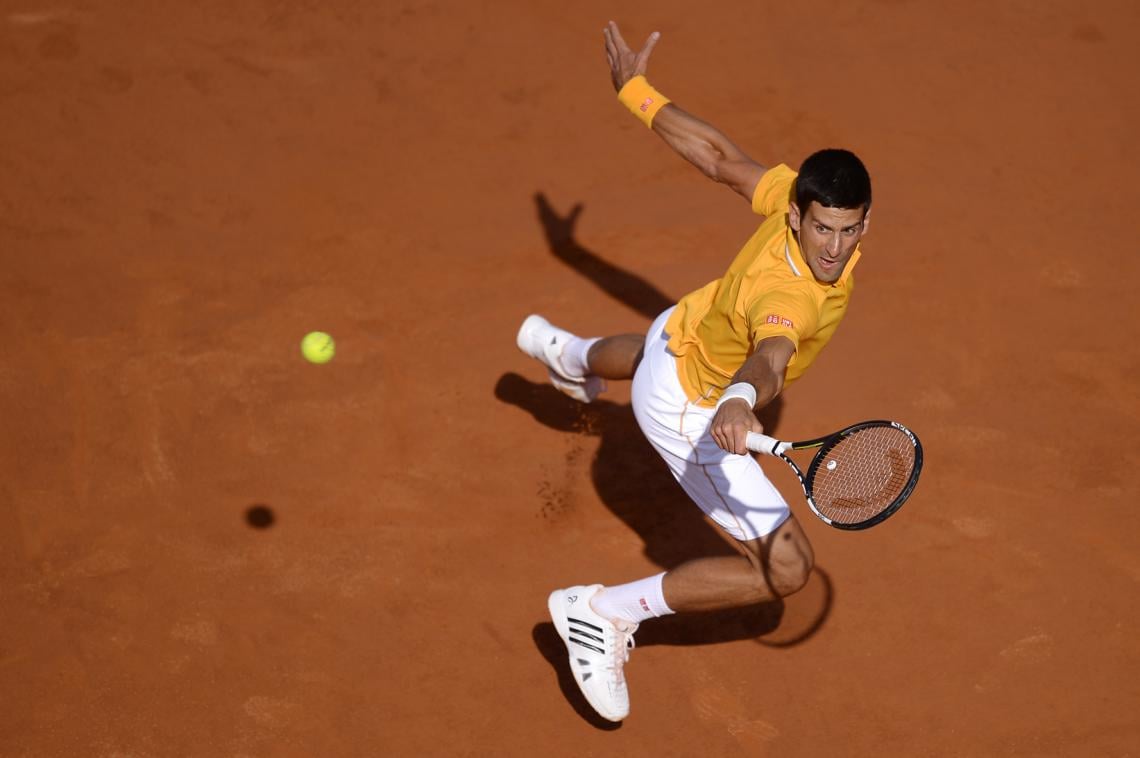 Como si fuera un espadachín, Nole devuelve la pelota con un pase de magia.