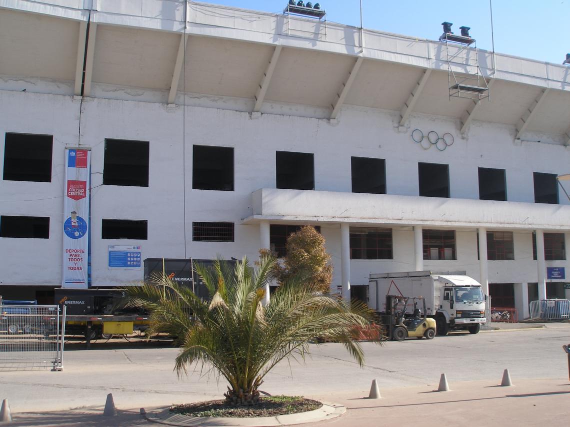 Imagen El estadio por afuera, con el detalle de la bandera. "Todos y todas".