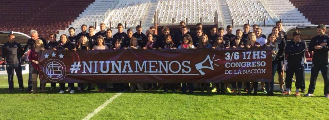 Imagen El plantel de Lanús fue uno de los tantos que se manifestó por el #NiUnaMenos.