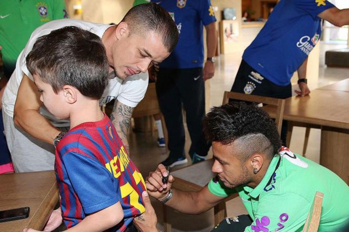 Imagen Neymar le firma la camiseta al hijo de D´Alessandro, fanático del delantero del Barcelona.