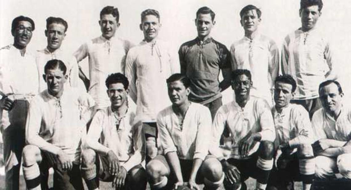 Imagen En 1925, el debut vs. Paraguay fue con triunfo 2-0 en cancha de Sportivo Barracas. 