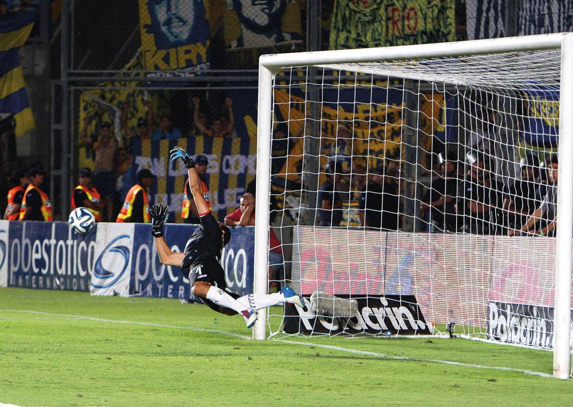 Imagen Atajada histórica. Marcos Díaz le tapa el penal a Encina, de Central, en la definición de la Copa Argentina. Valió un campeonato.