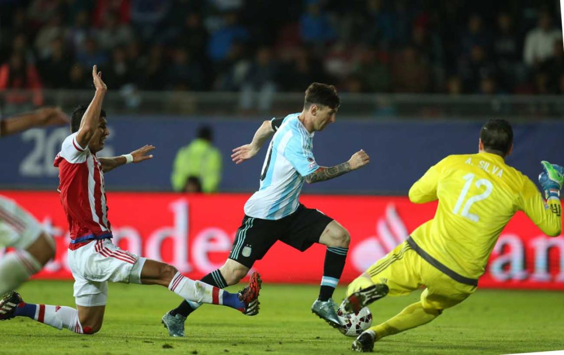 Imagen Messi esquiva a Silva y luego rematará cruzado y desviado.