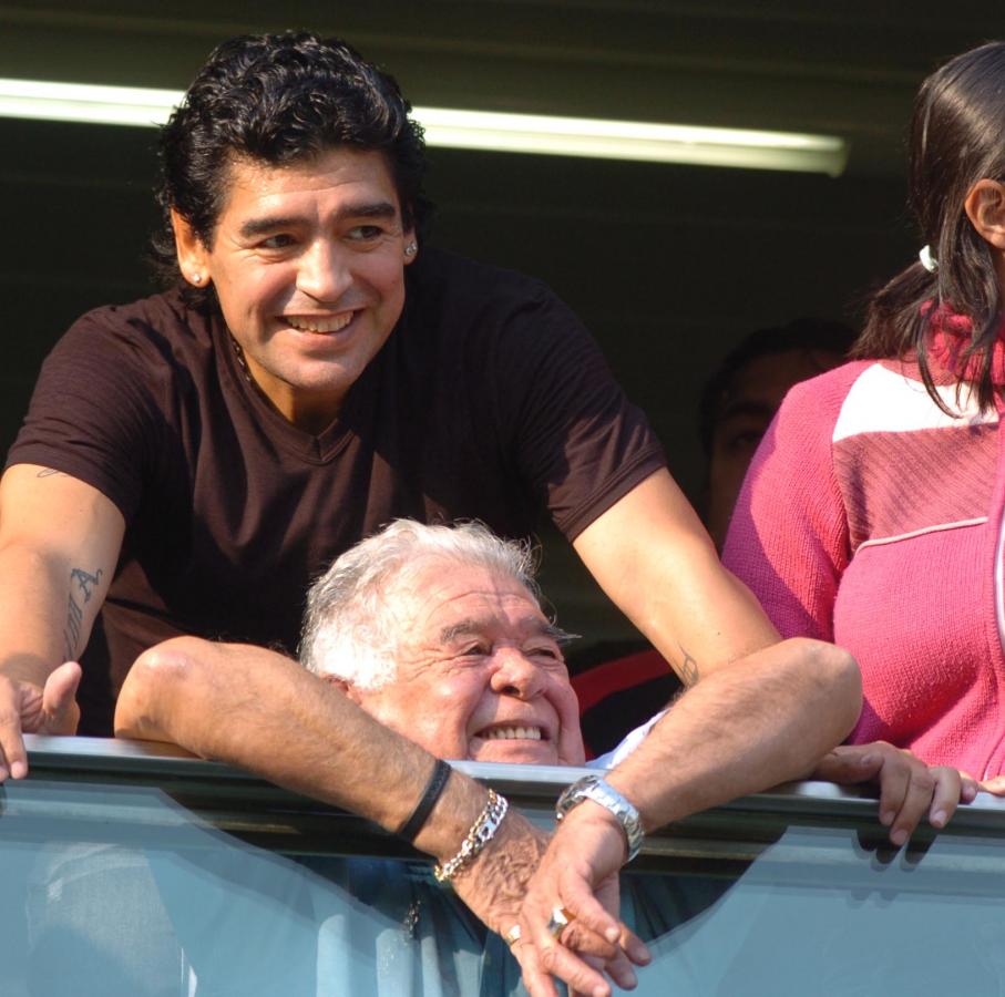 Imagen Los Diego Maradona juntos, hace un tiempo en cancha de Boca. 